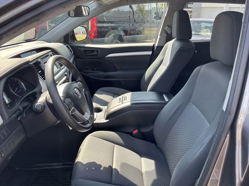 Used 2019 Toyota Highlander LE FWD image 16