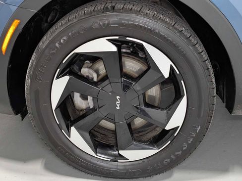 Certified 2025 Kia Sorento EX image 3