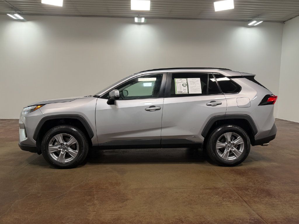 Used 2025 Toyota RAV4 XLE AWD/4WD image 6
