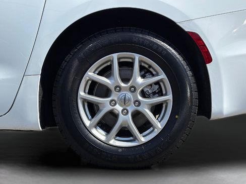 Used 2024 Chrysler Pacifica Touring-L FWD image 14