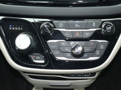 Used 2022 Chrysler Pacifica Touring-L image 25