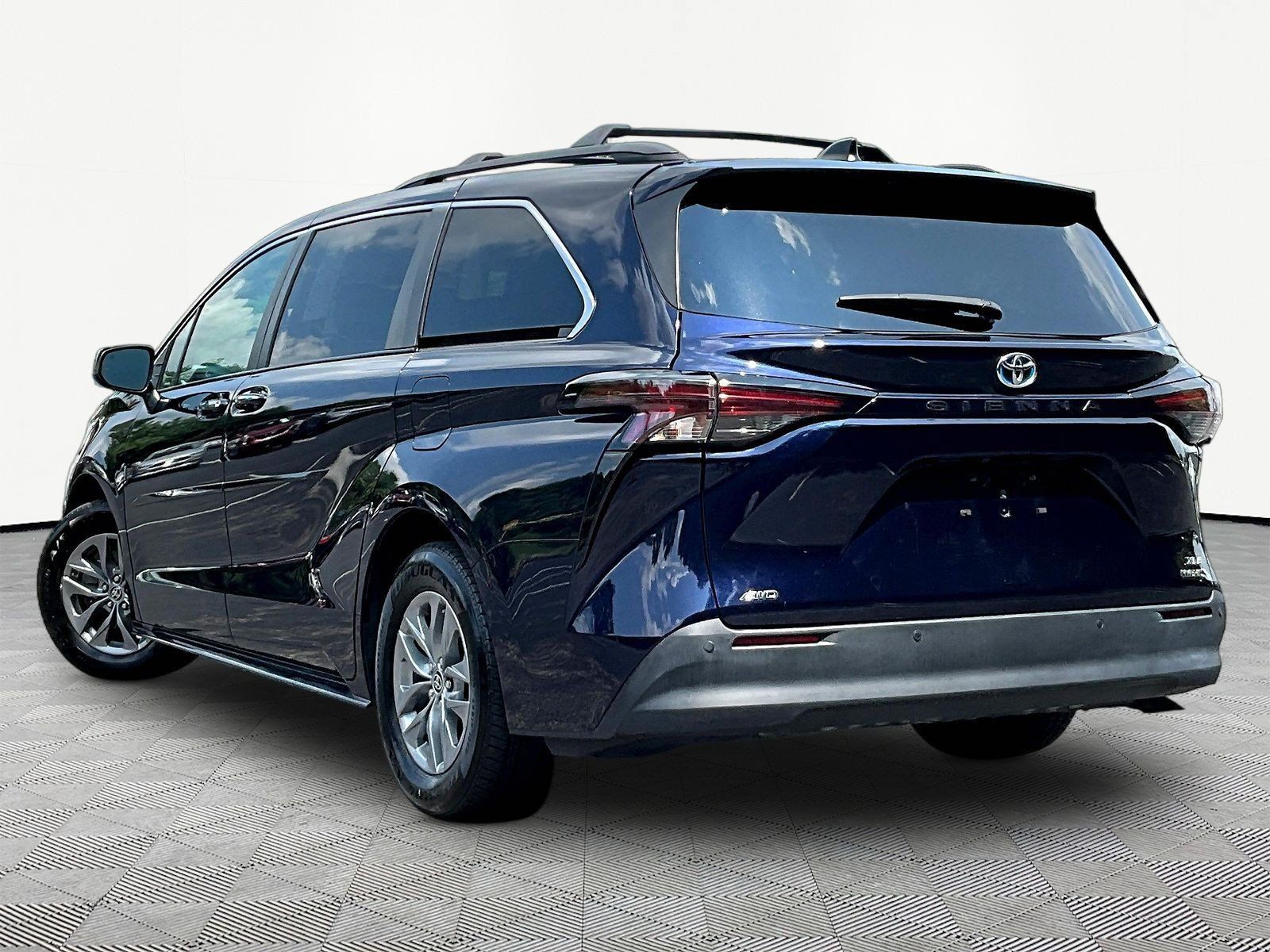 Used 2024 Toyota Sienna XLE AWD/4WD image 4