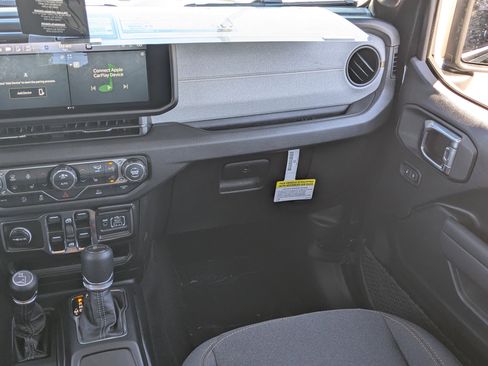 New 2025 Jeep Gladiator Sport image 13