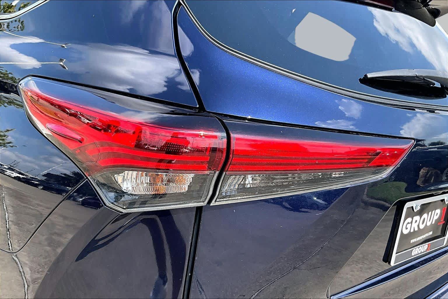 Used 2021 Toyota Highlander XLE AWD/4WD image 27