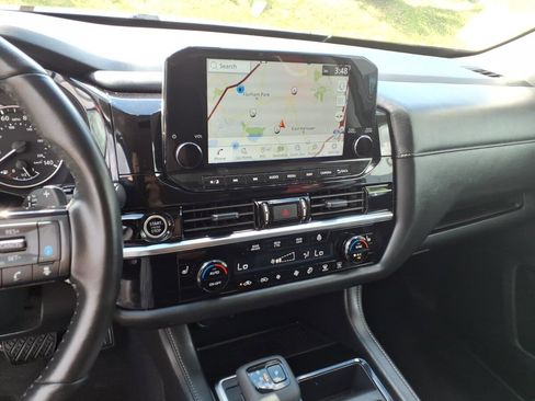 Used 2024 Nissan Pathfinder SL AWD/4WD image 11