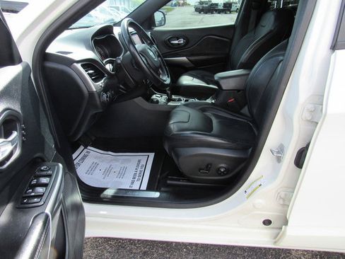 Used 2019 Jeep Cherokee High Altitude AWD/4WD image 25