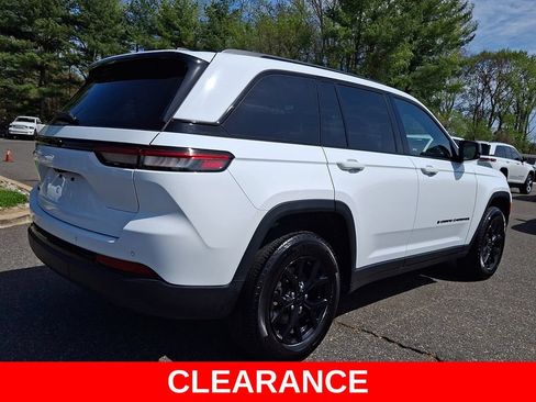Used 2025 Jeep Grand Cherokee Altitude AWD/4WD image 6