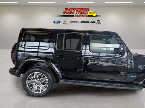 Used 2022 Jeep Wrangler Unlimited Sahara AWD/4WD image 12