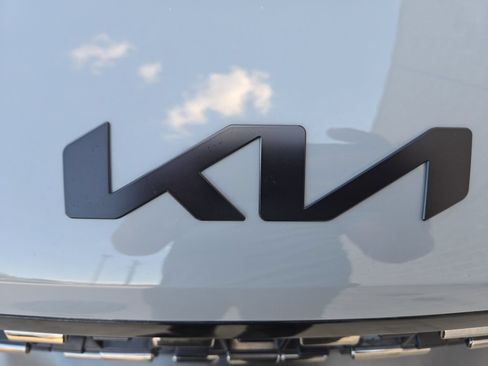 Used 2025 Kia Carnival SX w/ SX Dark Edition Package FWD image 9