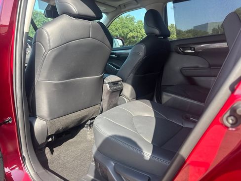 Used 2024 Toyota Highlander Platinum FWD image 11