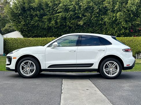 Certified 2025 Porsche Macan AWD/4WD image 2