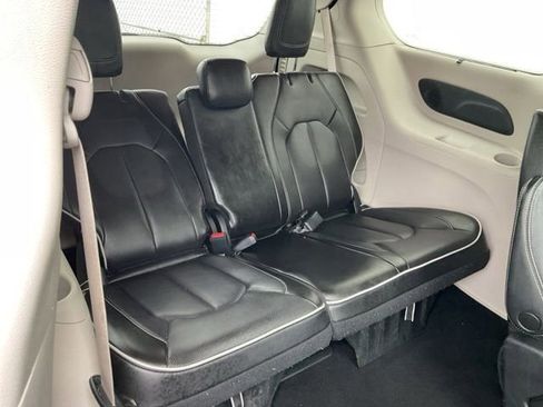 Used 2023 Chrysler Pacifica Limited image 15