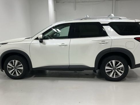 Used 2023 Nissan Pathfinder SL AWD/4WD image 2
