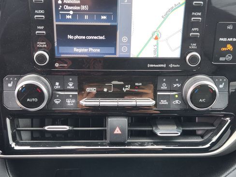 Used 2020 Toyota Highlander XLE AWD/4WD image 23