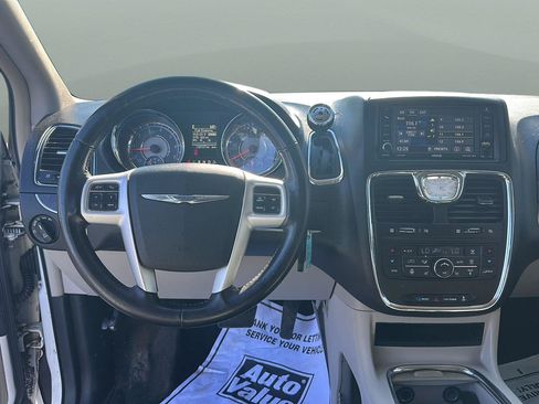 Used 2016 Chrysler Town & Country Touring w/ Driver Convenience Group FWD image 13