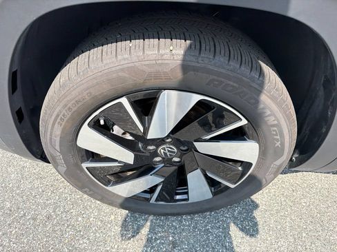 Used 2025 Volkswagen Atlas Cross Sport SE FWD image 12