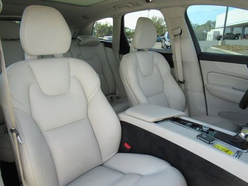 Used 2018 Volvo XC60 T6 Momentum w/ Convenience Package image 8