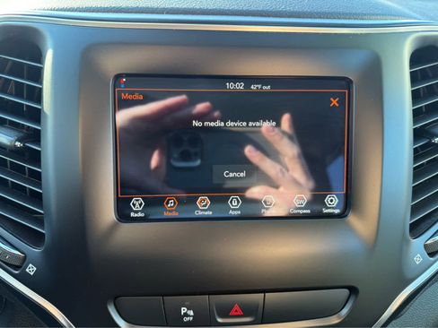 Used 2019 Jeep Cherokee Latitude Plus image 18