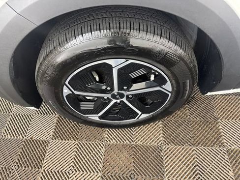 Certified 2025 Kia Niro EX FWD image 28