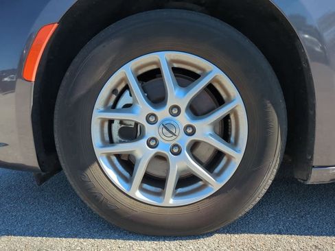 Used 2023 Chrysler Pacifica Touring-L image 14