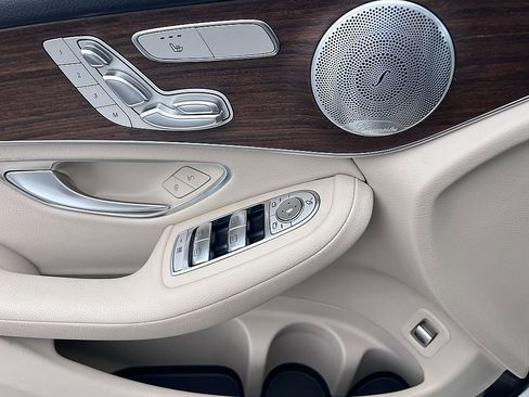 Used 2020 Mercedes-Benz GLC 300 4MATIC image 23