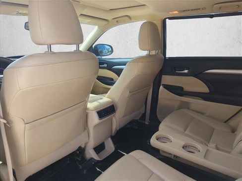 Used 2015 Toyota Highlander XLE FWD image 19