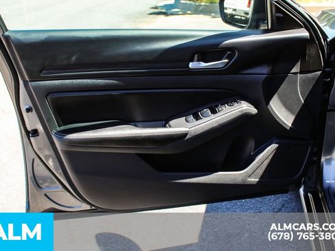 Used 2025 Nissan Altima 2.5 SV FWD image 34