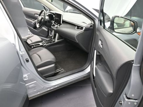 Used 2025 Toyota Corolla Cross XLE FWD image 20