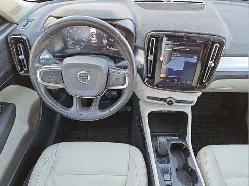 Certified 2021 Volvo XC40 T5 Momentum w/ Premium Package image 15