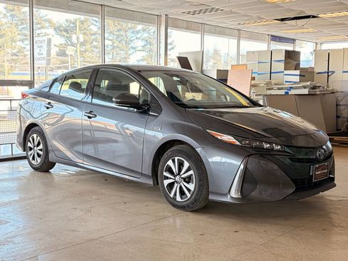 Used 2017 Toyota Prius Prime Premium image 6