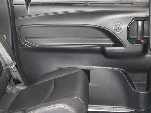 Certified 2025 Toyota Sienna XLE Woodland Edition image 39