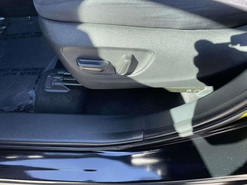 Used 2021 Toyota Highlander LE image 28