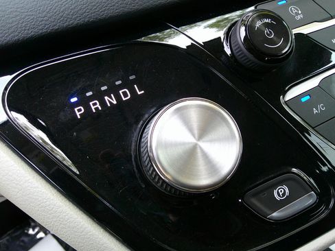 Used 2018 Chrysler Pacifica Touring Plus w/ Tire & Wheel Group image 28