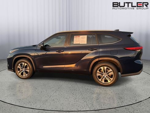 Used 2023 Toyota Highlander XLE FWD image 3