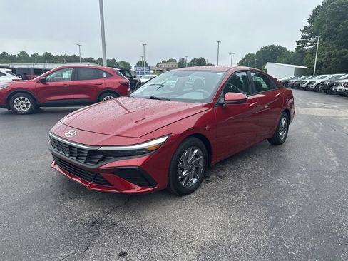Used 2025 Hyundai Elantra Hybrid FWD image 7