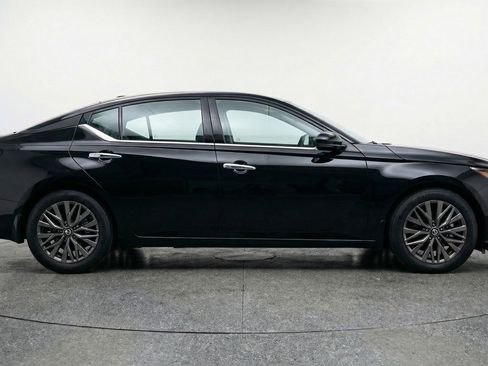 Used 2025 Nissan Altima 2.5 SV FWD image 11