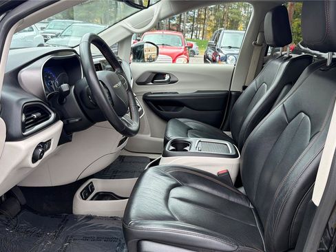 Used 2020 Chrysler Pacifica Touring-L Plus image 10