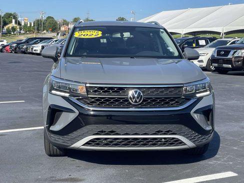 Used 2022 Volkswagen Taos SE FWD image 2