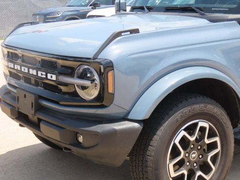 Used 2024 Ford Bronco Outer Banks AWD/4WD image 3