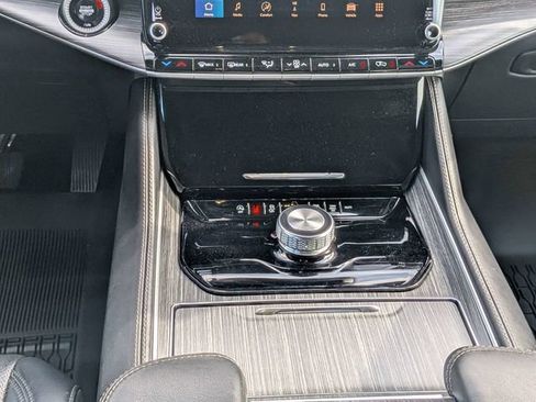 Certified 2024 Jeep Wagoneer L Series II RWD image 20