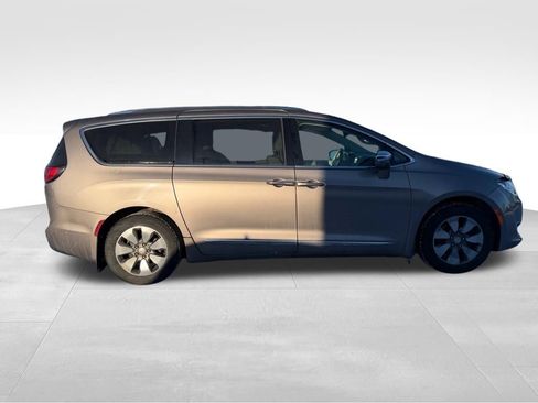 Used 2017 Chrysler Pacifica Platinum image 31