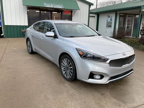 Used 2017 Kia Cadenza Premium w/ Luxury Package image 3
