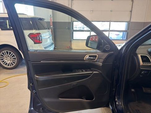 Used 2017 Jeep Grand Cherokee Limited image 19
