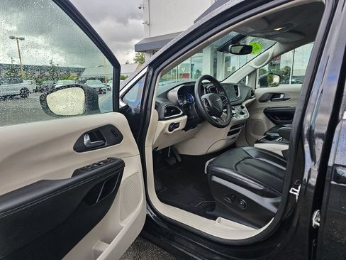 Used 2023 Chrysler Pacifica Touring-L FWD image 16
