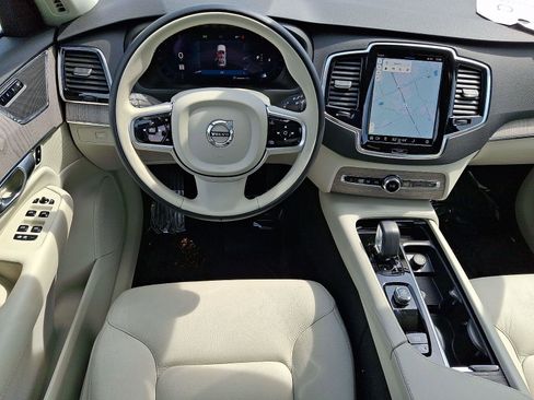 Used 2023 Volvo XC90 B6 Plus image 13