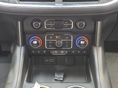 Used 2023 Chevrolet Suburban Premier image 22