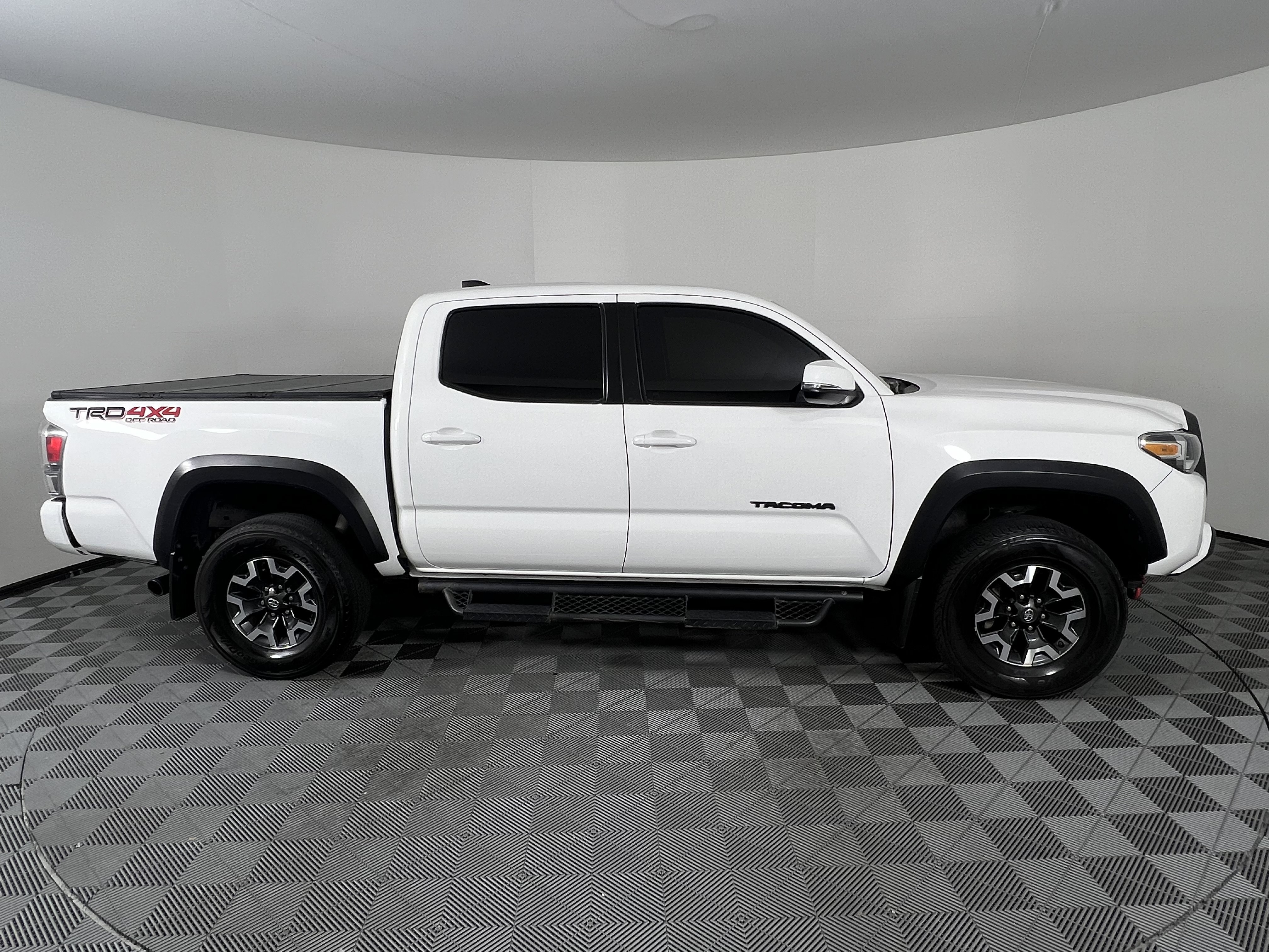 Used 2020 Toyota Tacoma TRD Off-Road w/ Technology Package AWD/4WD image 13