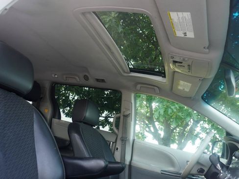 Used 2012 Toyota Sienna SE FWD image 20
