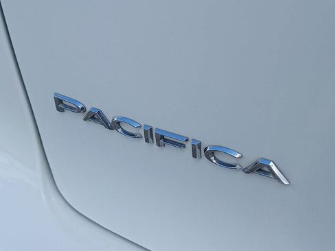 Used 2023 Chrysler Pacifica Touring-L w/ Uconnect Theater Family Group AWD/4WD image 6