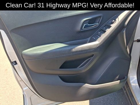 Used 2019 Chevrolet Trax LT w/ LT Convenience Package FWD image 14